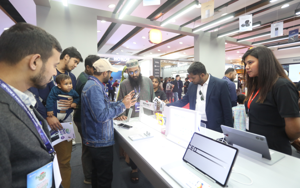 ডিজিটাল ডিভাইস ও ইনোভেশন এক্সপোতে মোবাইল ফোনের মেলা