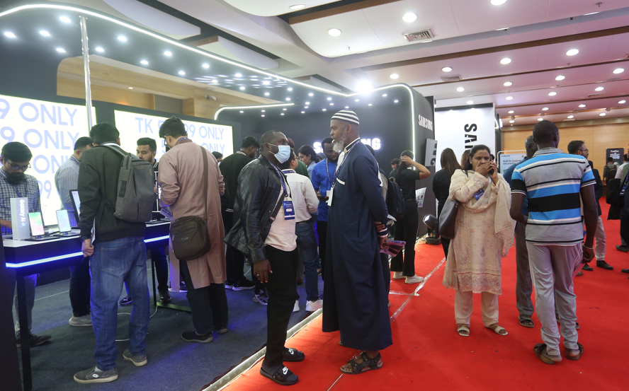 ডিজিটাল ডিভাইস ও ইনোভেশন এক্সপোতে মোবাইল ফোনের মেলা